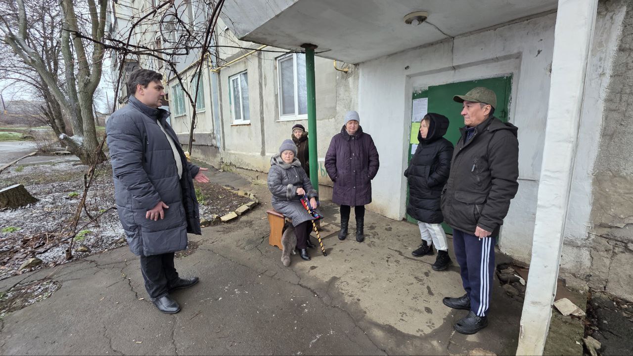 22 декабря, Глава муниципального образования городского округа Торез, Артем Чесноков провел встречу с населением по адресу: мкр-он 4, д.34 22 декабря, Глава муниципального образования городского округа Торез, Артем Чесноков провел встречу с населением по адресу: мкр-он 4, д.34