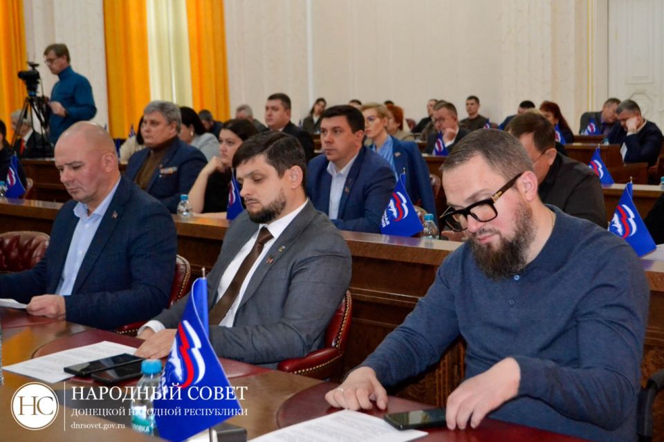 Фоторепортаж: Пленарное заседание Народного Совета ДНР Фоторепортаж: Пленарное заседание Народного Совета ДНР