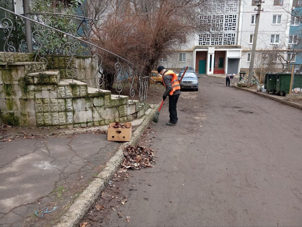 Сотрудники жилищно-коммунальных предприятий Кировского внутригородского района г. Донецка продолжают выполнять работы по благоустройству наших улиц Сотрудники жилищно-коммунальных предприятий Кировского внутригородского района г. Донецка продолжают выполнять работы по благоустройству наших улиц