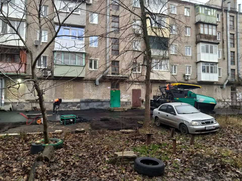 Сегодня, 22 декабря, подрядной организаций продолжаются работы по ремонту асфальтового покрытия внутриквартальных дорог возле домов №№ 5, 20, 21, 22, 23, 24 на квартале Северный Сегодня, 22 декабря, подрядной организаций продолжаются работы по ремонту асфальтового покрытия внутриквартальных дорог возле домов №№ 5, 20, 21, 22, 23, 24 на квартале Северный