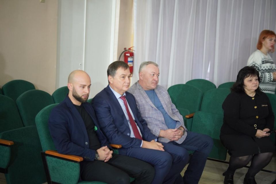 Александр Шатов: Представители Сахалинской области поздравили учеников шахтерской школы № 19 с наступающим Новым годом Александр Шатов: Представители Сахалинской области поздравили учеников шахтерской школы № 19 с наступающим Новым годом