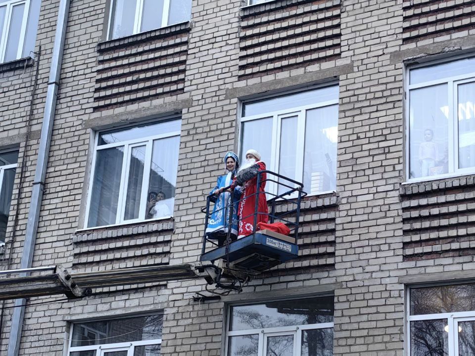 чудо с высоты: Дедушка Мороз и Снегурочка поздравили детей в ИНВХ с небес чудо с высоты: Дедушка Мороз и Снегурочка поздравили детей в ИНВХ с небес