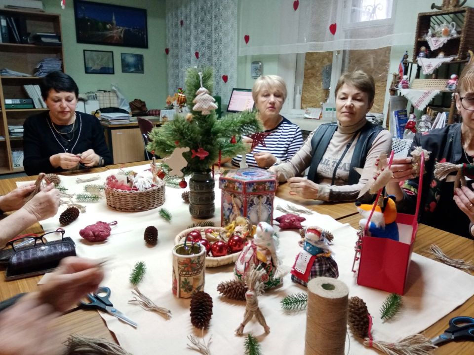 Волшебство своими руками: новогодние игрушки из фоамирана в Центре социального обслуживания Волшебство своими руками: новогодние игрушки из фоамирана в Центре социального обслуживания