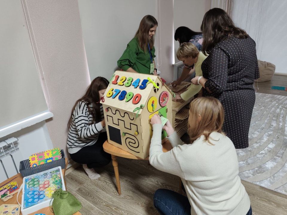 В Горловке состоялся мастер-класс для местных педагогов по работе с сенсорным оборудованием В Горловке состоялся мастер-класс для местных педагогов по работе с сенсорным оборудованием