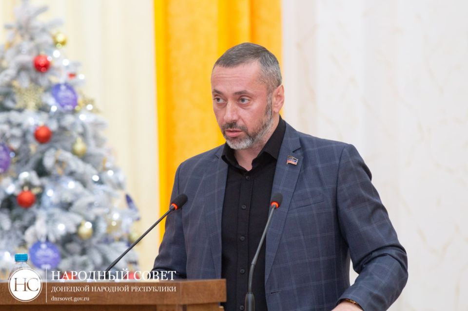 Фоторепортаж: Пленарное заседание Народного Совета ДНР Фоторепортаж: Пленарное заседание Народного Совета ДНР