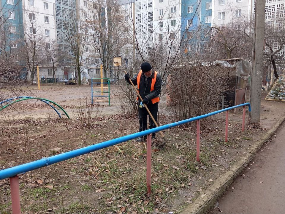 Сотрудники жилищно-коммунальных предприятий Кировского внутригородского района г. Донецка продолжают выполнять работы по благоустройству наших улиц Сотрудники жилищно-коммунальных предприятий Кировского внутригородского района г. Донецка продолжают выполнять работы по благоустройству наших улиц