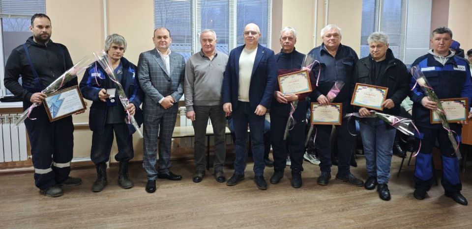 Первый заместитель главы администрации городского округа Дебальцево Максим Вельма поздравил работников РП «Региональная энергопоставляющая компания» техническая единица «Центральные электрические сети»Дебальцевский РЭС и... Первый заместитель главы администрации городского округа Дебальцево Максим Вельма поздравил работников РП «Региональная энергопоставляющая компания» техническая единица «Центральные электрические сети»Дебальцевский РЭС и...