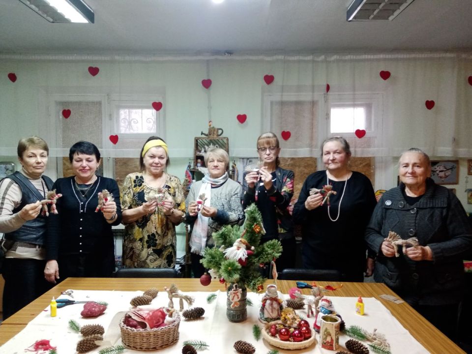 Волшебство своими руками: новогодние игрушки из фоамирана в Центре социального обслуживания Волшебство своими руками: новогодние игрушки из фоамирана в Центре социального обслуживания