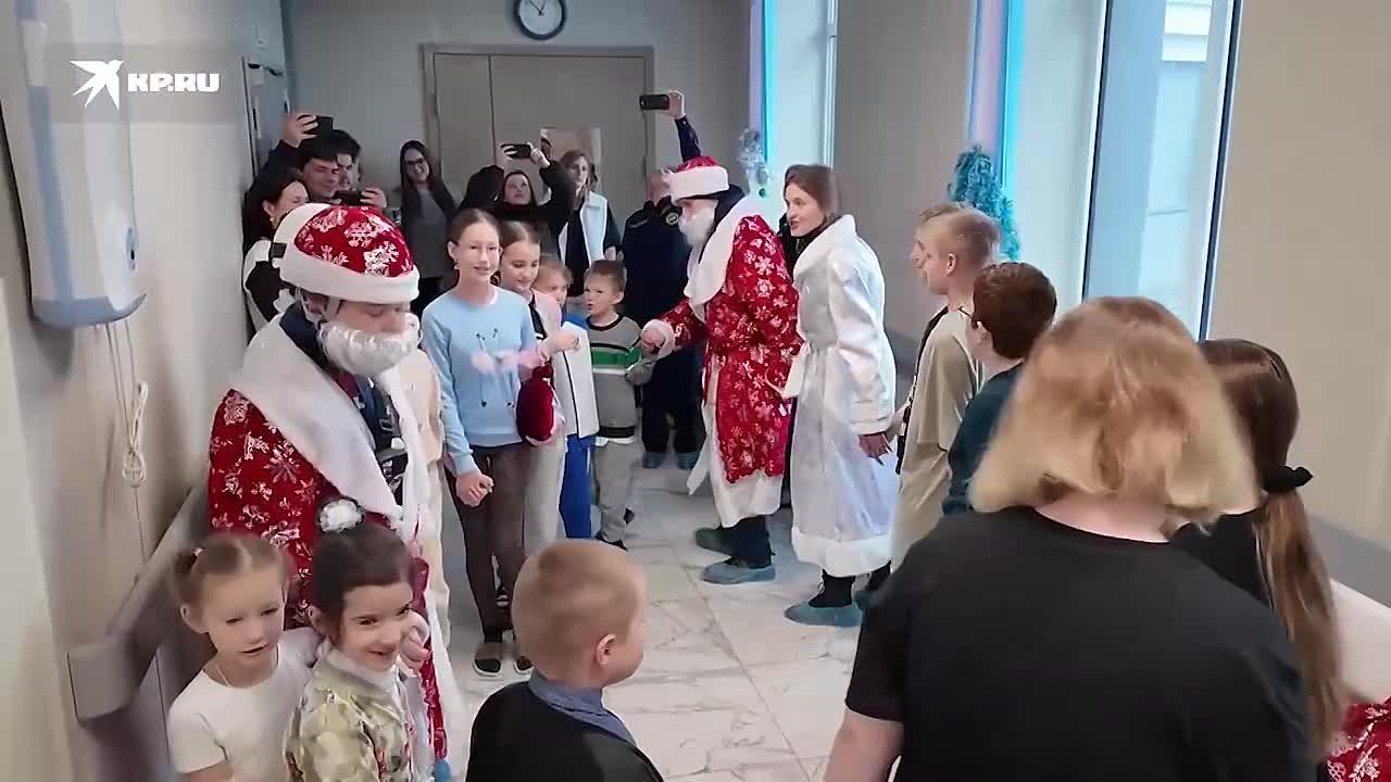 «Деды Морозы и Снегурочки эффектно спустились с крыши»: Студенты-спасатели устроили праздник для детей в Мариупольском центре охраны материнства и детства