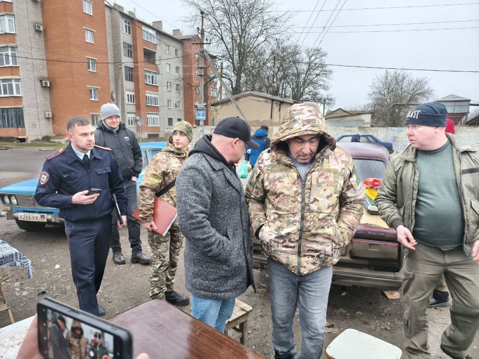 Народный контроль в действии: проверили стихийную торговлю на рынке города Комсомольское Народный контроль в действии: проверили стихийную торговлю на рынке города Комсомольское
