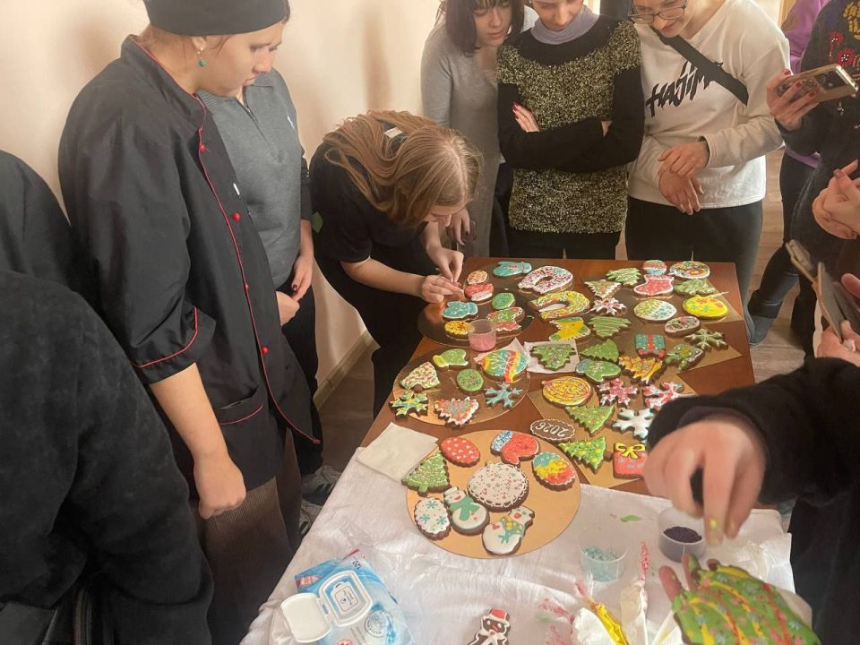 Валентин Левченко: В нашей Управе для старшеклассников состоялся предновогодний мастер-класс «Новогодний пряник» Валентин Левченко: В нашей Управе для старшеклассников состоялся предновогодний мастер-класс «Новогодний пряник»