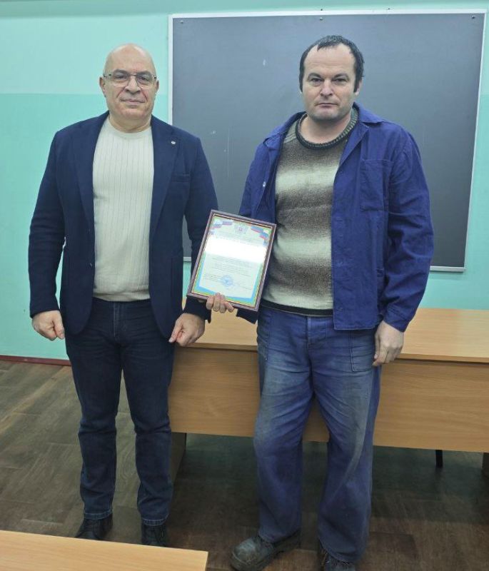 Первый заместитель главы администрации городского округа Дебальцево Максим Вельма поздравил работников РП «Региональная энергопоставляющая компания» техническая единица «Центральные электрические сети»Дебальцевский РЭС и... Первый заместитель главы администрации городского округа Дебальцево Максим Вельма поздравил работников РП «Региональная энергопоставляющая компания» техническая единица «Центральные электрические сети»Дебальцевский РЭС и...