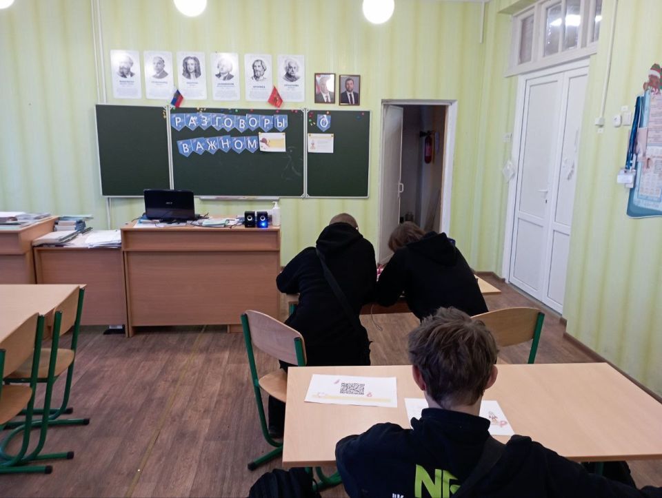 22 декабря в ГБОУ "Луганская школа N12 г.о Дебальцево" началась традиционно с торжественного выноса флага и исполнения Государственного гимна РФ. Это важная традиция, которая помогает воспитывать в детях чувство... 22 декабря в ГБОУ "Луганская школа N12 г.о Дебальцево" началась традиционно с торжественного выноса флага и исполнения Государственного гимна РФ. Это важная традиция, которая помогает воспитывать в детях чувство...