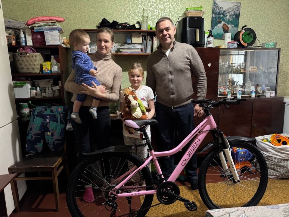 Две девочки из ДНР получили велосипеды к Новому Году от правительства Челябинска Две девочки из ДНР получили велосипеды к Новому Году от правительства Челябинска