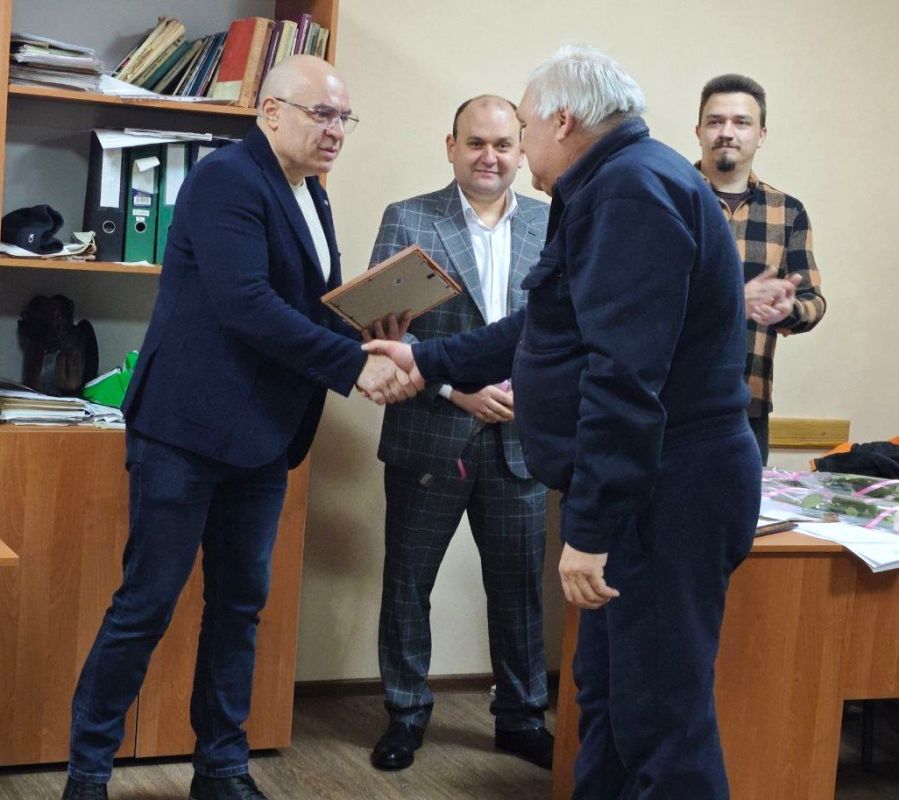 Первый заместитель главы администрации городского округа Дебальцево Максим Вельма поздравил работников РП «Региональная энергопоставляющая компания» техническая единица «Центральные электрические сети»Дебальцевский РЭС и... Первый заместитель главы администрации городского округа Дебальцево Максим Вельма поздравил работников РП «Региональная энергопоставляющая компания» техническая единица «Центральные электрические сети»Дебальцевский РЭС и...