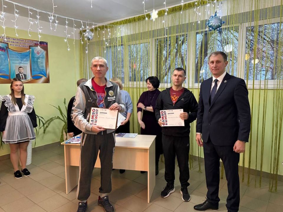 Александр Шатов: Наградил победителей соревнований проекта «Самбо в школу» Александр Шатов: Наградил победителей соревнований проекта «Самбо в школу»