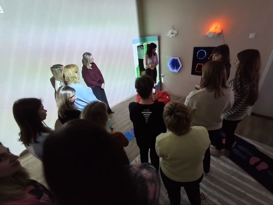 В Горловке состоялся мастер-класс для местных педагогов по работе с сенсорным оборудованием В Горловке состоялся мастер-класс для местных педагогов по работе с сенсорным оборудованием