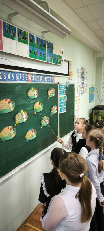 Разговоры о важном. В рамках партийного проекта "Единой России" "Новая школа" новая учебная неделя в Тельмановской гимназии началась традиционно с еженедельной линейки и почётного права выноса флага Российской Федерации и... Разговоры о важном. В рамках партийного проекта "Единой России" "Новая школа" новая учебная неделя в Тельмановской гимназии началась традиционно с еженедельной линейки и почётного права выноса флага Российской Федерации и...