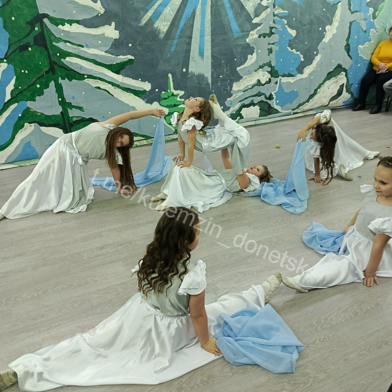 В преддверии новогодних праздников управление опеки и попечительства администрации г.о. Донецк организовало праздничные мероприятия для детей-сирот и детей, оставшихся без попечения родителей, из Куйбышевского и Ленинского... В преддверии новогодних праздников управление опеки и попечительства администрации г.о. Донецк организовало праздничные мероприятия для детей-сирот и детей, оставшихся без попечения родителей, из Куйбышевского и Ленинского...