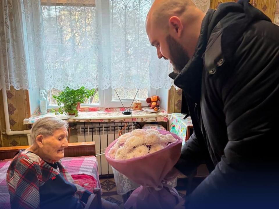 Министр имущественных и земельных отношений ДНР Яков Ходос навестил жительницу Мариуполя и поздравил с днём рождения ветерана Великой Отечественной войны Валентину Семёновну Устинову Министр имущественных и земельных отношений ДНР Яков Ходос навестил жительницу Мариуполя и поздравил с днём рождения ветерана Великой Отечественной войны Валентину Семёновну Устинову