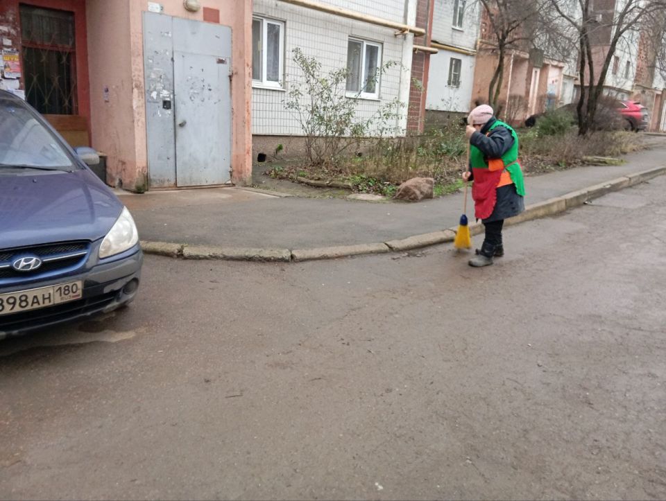 Сотрудники жилищно-коммунальных предприятий Кировского внутригородского района г. Донецка продолжают выполнять работы по благоустройству наших улиц Сотрудники жилищно-коммунальных предприятий Кировского внутригородского района г. Донецка продолжают выполнять работы по благоустройству наших улиц