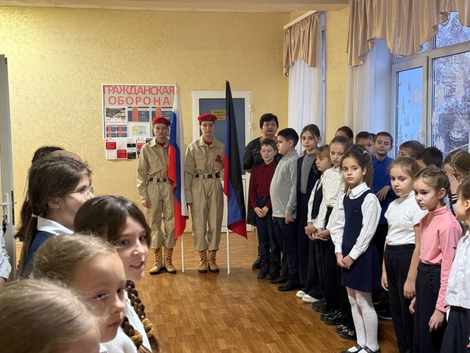 Разговоры о важном. В рамках партийного проекта "Единой России" "Новая школа" новая учебная неделя в Тельмановской гимназии началась традиционно с еженедельной линейки и почётного права выноса флага Российской Федерации и... Разговоры о важном. В рамках партийного проекта "Единой России" "Новая школа" новая учебная неделя в Тельмановской гимназии началась традиционно с еженедельной линейки и почётного права выноса флага Российской Федерации и...