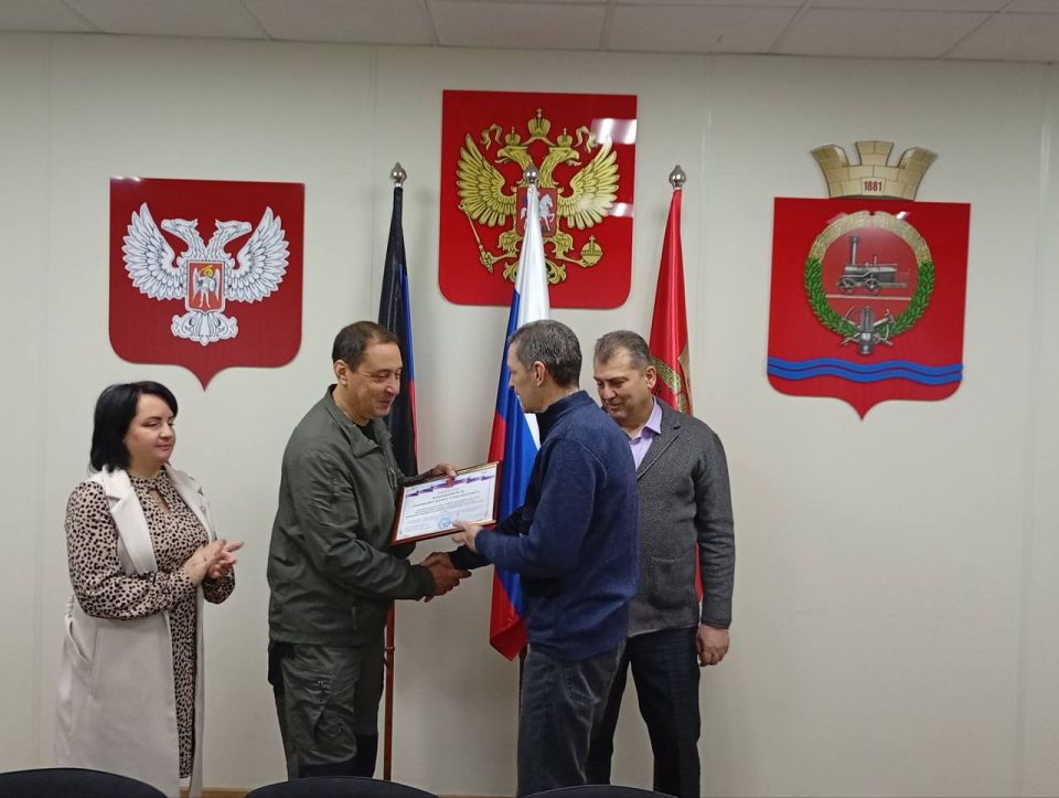 Константин Зинченко: В День энергетика вручил благодарности трудовому коллективу Волновахского участка западного отделения ОП "Энергосбыт Донецк" Константин Зинченко: В День энергетика вручил благодарности трудовому коллективу Волновахского участка западного отделения ОП "Энергосбыт Донецк"