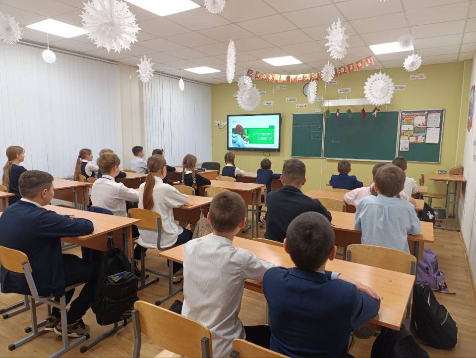 Разговоры о важном. В рамках партийного проекта "Единой России" "Новая школа" новая учебная неделя в Тельмановской гимназии началась традиционно с еженедельной линейки и почётного права выноса флага Российской Федерации и... Разговоры о важном. В рамках партийного проекта "Единой России" "Новая школа" новая учебная неделя в Тельмановской гимназии началась традиционно с еженедельной линейки и почётного права выноса флага Российской Федерации и...