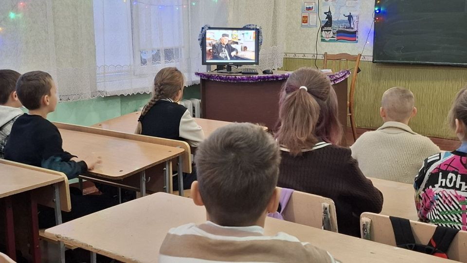 В школах Кировского прошли внеурочные занятия на тему «Разговоры о важном» В школах Кировского прошли внеурочные занятия на тему «Разговоры о важном»