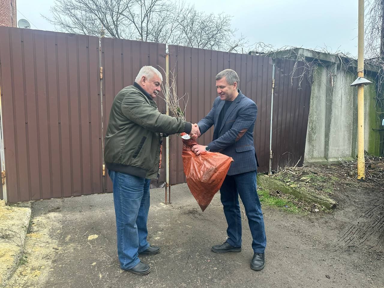 Передал жителям, проживающими в Волновахском муниципальном округе, наборы саженцев фруктовых деревьев и кустарников Передал жителям, проживающими в Волновахском муниципальном округе, наборы саженцев фруктовых деревьев и кустарников