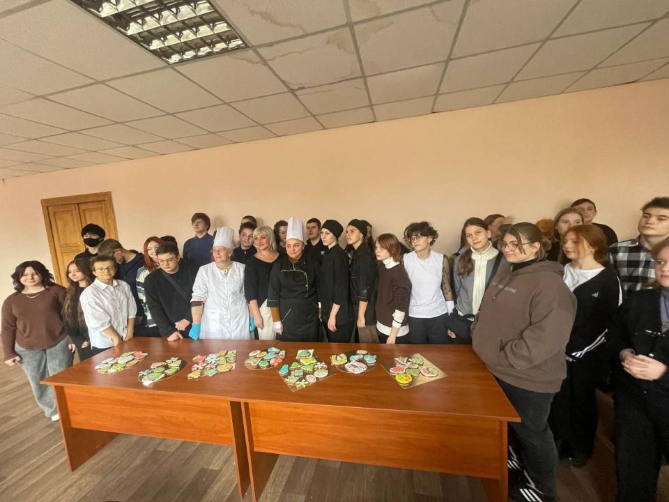 Валентин Левченко: В нашей Управе для старшеклассников состоялся предновогодний мастер-класс «Новогодний пряник» Валентин Левченко: В нашей Управе для старшеклассников состоялся предновогодний мастер-класс «Новогодний пряник»