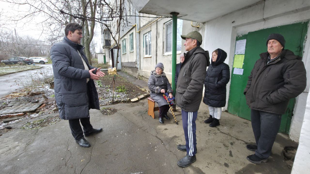22 декабря, Глава муниципального образования городского округа Торез, Артем Чесноков провел встречу с населением по адресу: мкр-он 4, д.34
