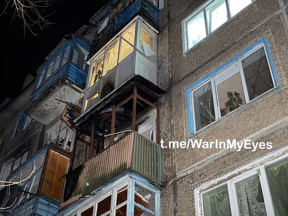 Последствия прилета ударного БПЛА в 5-ти этажный жилой дом в Петровском районе Донецка, МЧС оперативно ликвидировали возгорания балкона Последствия прилета ударного БПЛА в 5-ти этажный жилой дом в Петровском районе Донецка, МЧС оперативно ликвидировали возгорания балкона