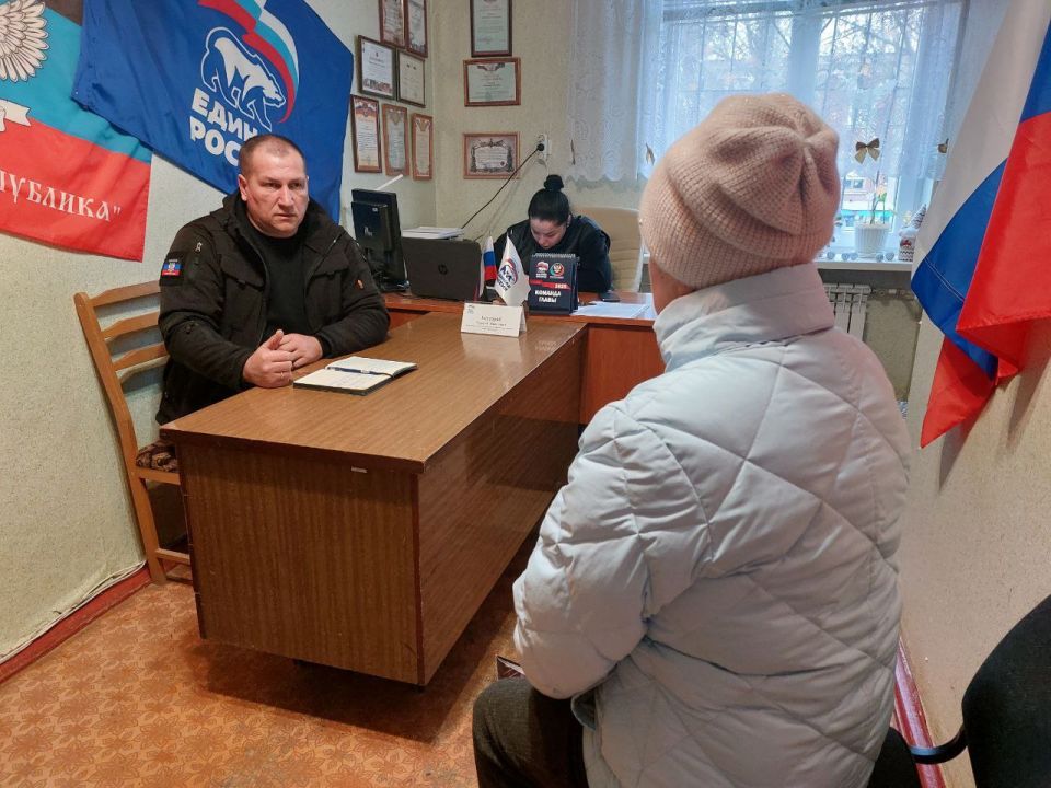 23 декабря 2025г., заместитель главы администрации городского округа Дебальцево Валерий Бессараб, провёл личный прием граждан в местной общественной приёмной Дебальцевского местного отделения Партии "Единая Россия" в посёлке... 23 декабря 2025г., заместитель главы администрации городского округа Дебальцево Валерий Бессараб, провёл личный прием граждан в местной общественной приёмной Дебальцевского местного отделения Партии "Единая Россия" в посёлке...