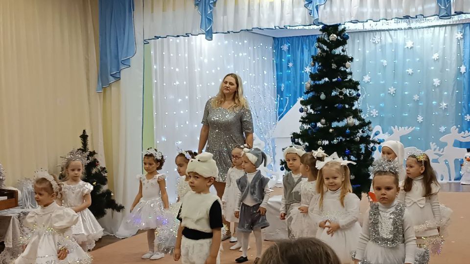Новый год распахнул свои волшебные двери для малышей из второй младшей группы дошкольного подразделения ГБОУ "Светлодарский УВК" Новый год распахнул свои волшебные двери для малышей из второй младшей группы дошкольного подразделения ГБОУ "Светлодарский УВК"
