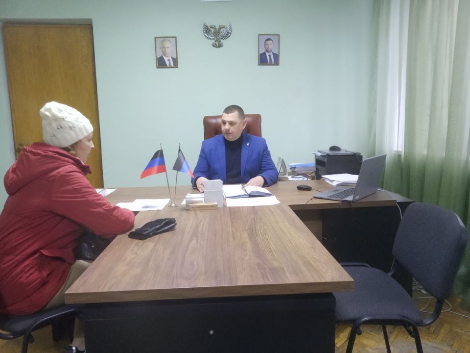Сегодня, 23 декабря руководитель Управы Червоногвардейского внутригородского района Администрации городского округа Макеевка Антон Гринзовский провел приём граждан Сегодня, 23 декабря руководитель Управы Червоногвардейского внутригородского района Администрации городского округа Макеевка Антон Гринзовский провел приём граждан