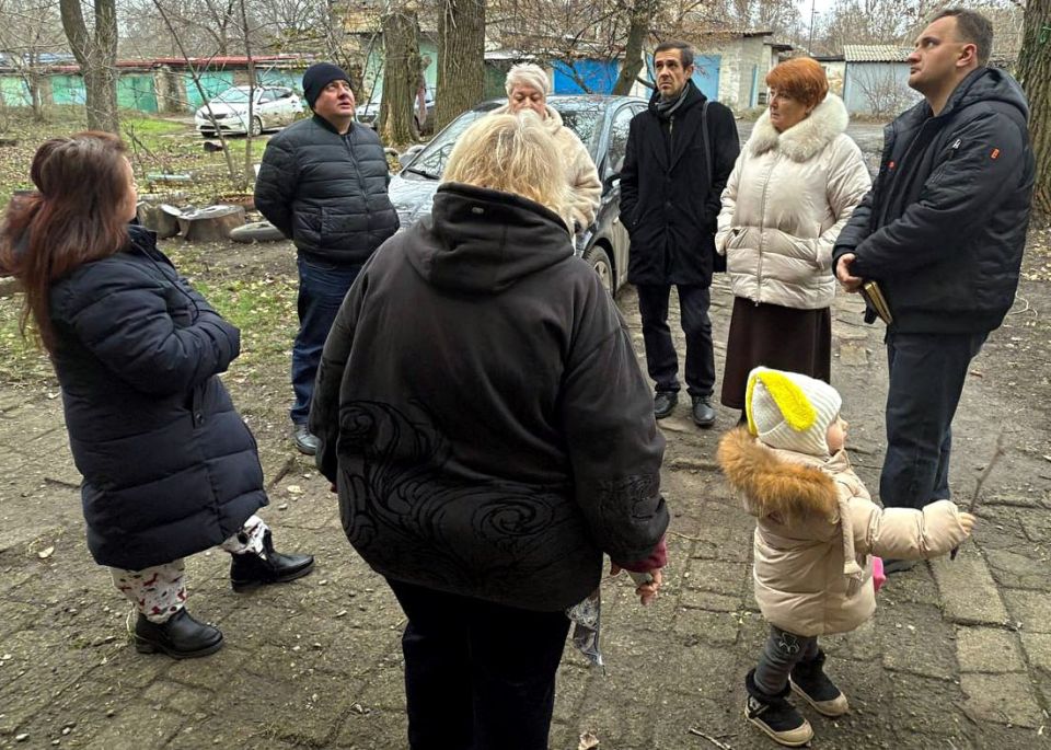 Руководитель Управы Куйбышевского района Иван Адамец и депутат Донецкого городского совета Дмитрий Пефтеев провели встречу с жителями многоквартирного дома на Цимлянской, 8 Руководитель Управы Куйбышевского района Иван Адамец и депутат Донецкого городского совета Дмитрий Пефтеев провели встречу с жителями многоквартирного дома на Цимлянской, 8