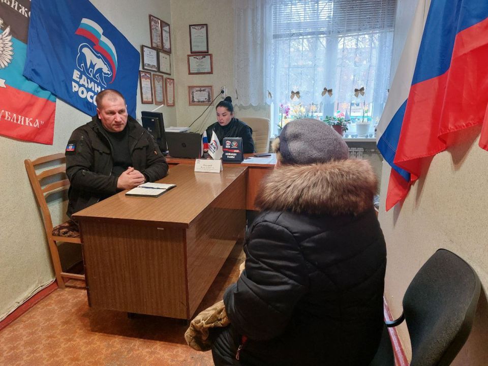 23 декабря 2025г., заместитель главы администрации городского округа Дебальцево Валерий Бессараб, провёл личный прием граждан в местной общественной приёмной Дебальцевского местного отделения Партии "Единая Россия" в посёлке... 23 декабря 2025г., заместитель главы администрации городского округа Дебальцево Валерий Бессараб, провёл личный прием граждан в местной общественной приёмной Дебальцевского местного отделения Партии "Единая Россия" в посёлке...
