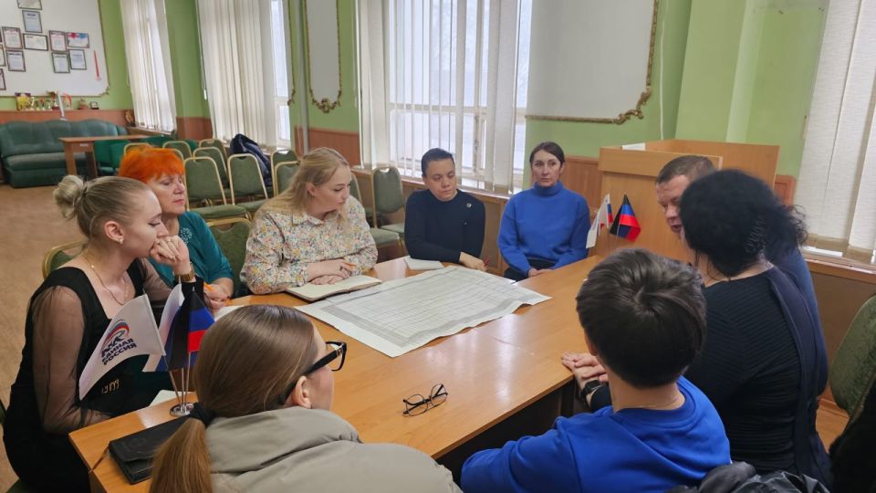 Диалог, который решает. В Енакиевском местном отделении Всероссийской политической партии «Единая Россия» состоялось рабочее совещание с Викторией Жуковой начальником отдела по работе с обращениями граждан ЦИ ОД ДР. В ходе... Диалог, который решает. В Енакиевском местном отделении Всероссийской политической партии «Единая Россия» состоялось рабочее совещание с Викторией Жуковой начальником отдела по работе с обращениями граждан ЦИ ОД ДР. В ходе...
