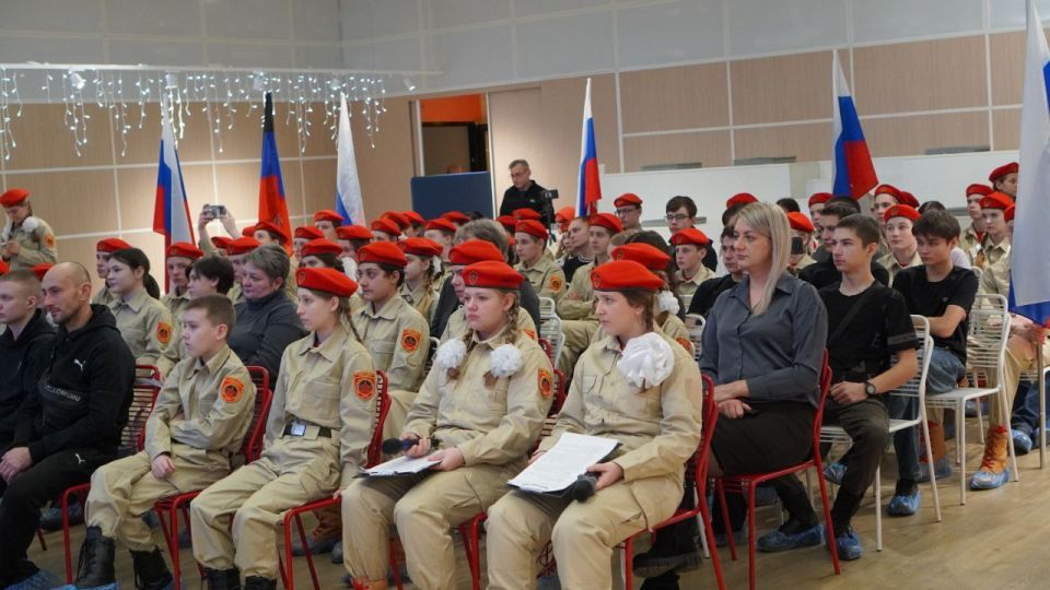 Сегодня в Доме молодёжи состоялось особенное событие: перед торжественным открытием "Дома ЮНАРМИИ" для активистов Волновахского штаба местного отделения "ЮНАРМИЯ" выступил Владимир Иванович Пшеничный Сегодня в Доме молодёжи состоялось особенное событие: перед торжественным открытием "Дома ЮНАРМИИ" для активистов Волновахского штаба местного отделения "ЮНАРМИЯ" выступил Владимир Иванович Пшеничный