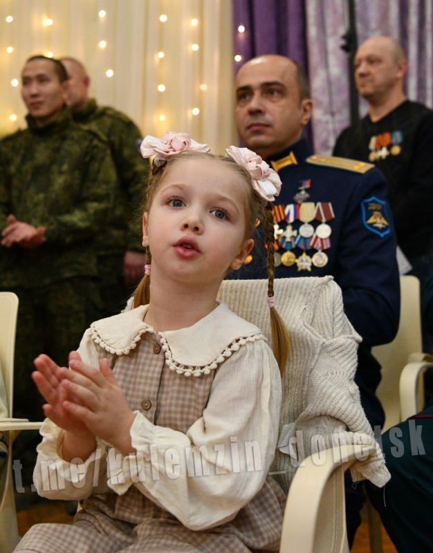 Алексей Кулемзин: В преддверии Нового года в Донецкой государственной академической филармонии совместно с руководителем филиала Фонда «Защитники Отечества» в ДНР поздравил маленьких Дончан, чьи отцы защищают нашу Родину Алексей Кулемзин: В преддверии Нового года в Донецкой государственной академической филармонии совместно с руководителем филиала Фонда «Защитники Отечества» в ДНР поздравил маленьких Дончан, чьи отцы защищают нашу Родину