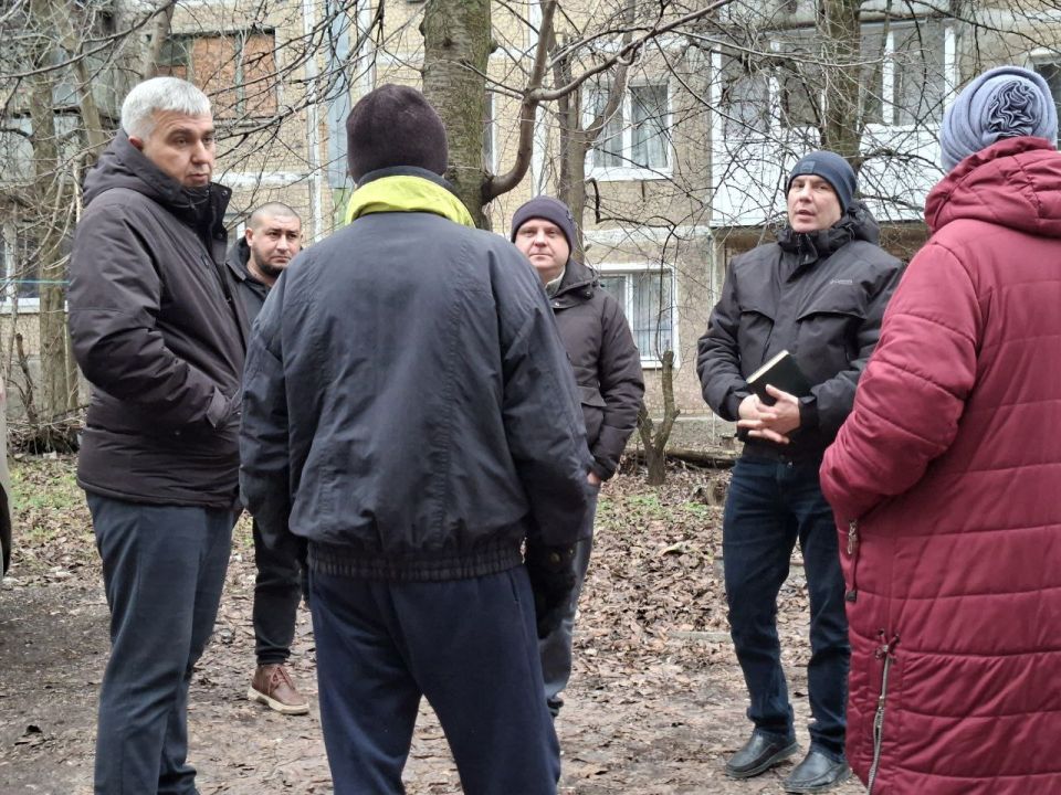 Валентин Левченко: Первый заместитель руководителя Управы Вячеслав Лаврушко, в рамках проекта "Управдом" партии "Единая Россия", провел встречу с жителями ЖСК "Мир 71" Валентин Левченко: Первый заместитель руководителя Управы Вячеслав Лаврушко, в рамках проекта "Управдом" партии "Единая Россия", провел встречу с жителями ЖСК "Мир 71"