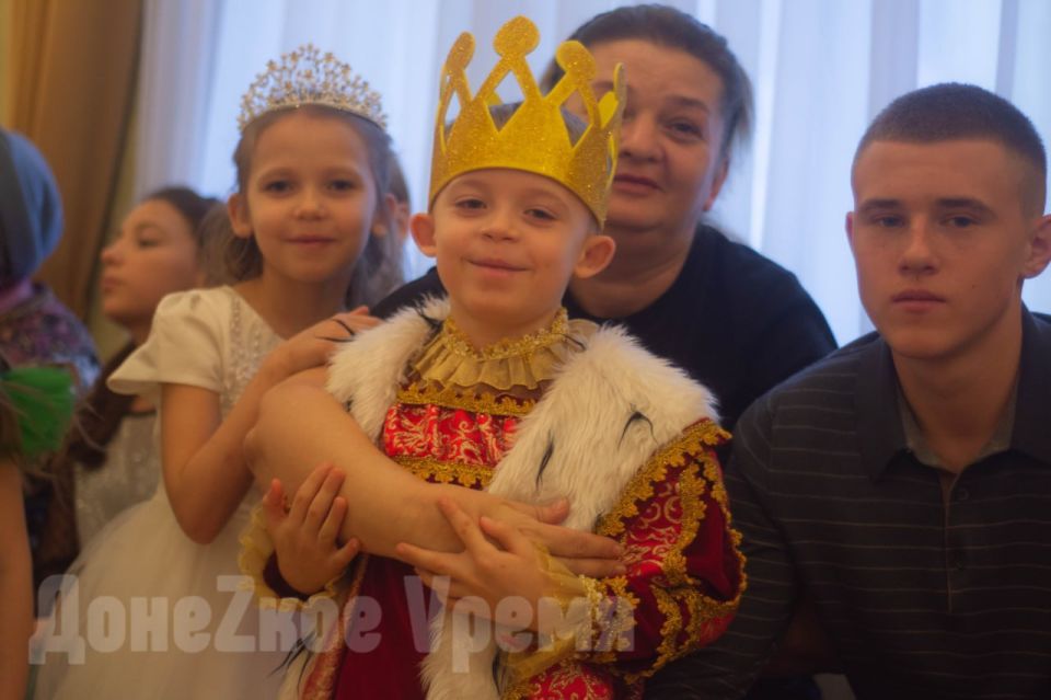 Прямиком из Великого Устюга : “Почта Деда Мороза” доставила подарки детям погибших защитников Прямиком из Великого Устюга : “Почта Деда Мороза” доставила подарки детям погибших защитников