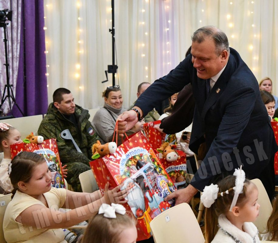 Алексей Кулемзин: В преддверии Нового года в Донецкой государственной академической филармонии совместно с руководителем филиала Фонда «Защитники Отечества» в ДНР поздравил маленьких Дончан, чьи отцы защищают нашу Родину Алексей Кулемзин: В преддверии Нового года в Донецкой государственной академической филармонии совместно с руководителем филиала Фонда «Защитники Отечества» в ДНР поздравил маленьких Дончан, чьи отцы защищают нашу Родину