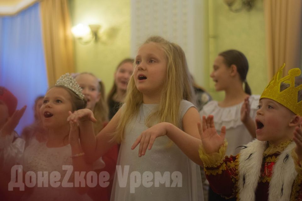Прямиком из Великого Устюга : “Почта Деда Мороза” доставила подарки детям погибших защитников Прямиком из Великого Устюга : “Почта Деда Мороза” доставила подарки детям погибших защитников