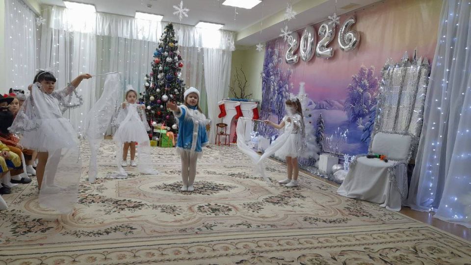 Новогодний марафон стартовал в Мангушском детском саду «Алиса» Новогодний марафон стартовал в Мангушском детском саду «Алиса»