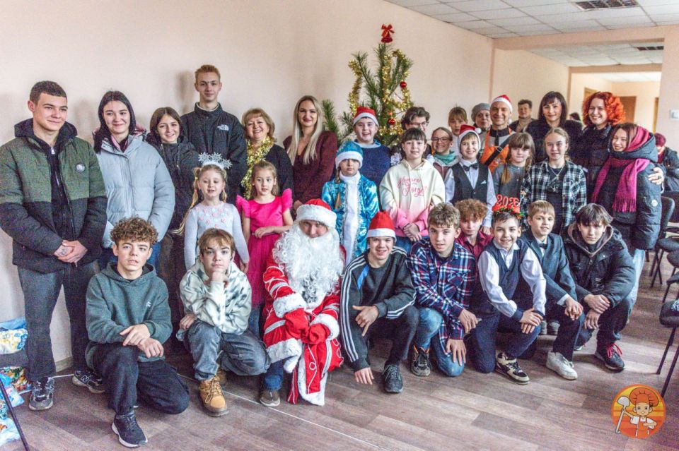 Сегодня сотрудники отделов № 4 и 9 опеки и попечительства администрации г. о. Донецк организовали праздничные мероприятия для детей-сирот и детей, оставшихся без попечения родителей Сегодня сотрудники отделов № 4 и 9 опеки и попечительства администрации г. о. Донецк организовали праздничные мероприятия для детей-сирот и детей, оставшихся без попечения родителей