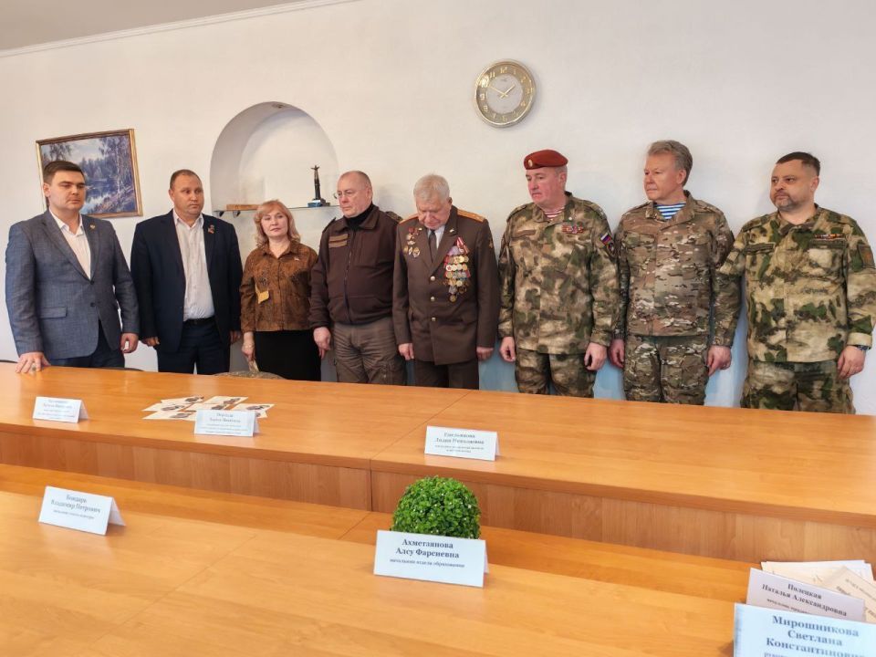 «За боевые заслуги». Сегодня, 23 декабря совместно с Председателем Торезского городского совета Александром Казмерчуком, заместителем Председателя Андреем Пашковым, депутатом фракции "Единая Россия" Людмилой Пархоменко... «За боевые заслуги». Сегодня, 23 декабря совместно с Председателем Торезского городского совета Александром Казмерчуком, заместителем Председателя Андреем Пашковым, депутатом фракции "Единая Россия" Людмилой Пархоменко...