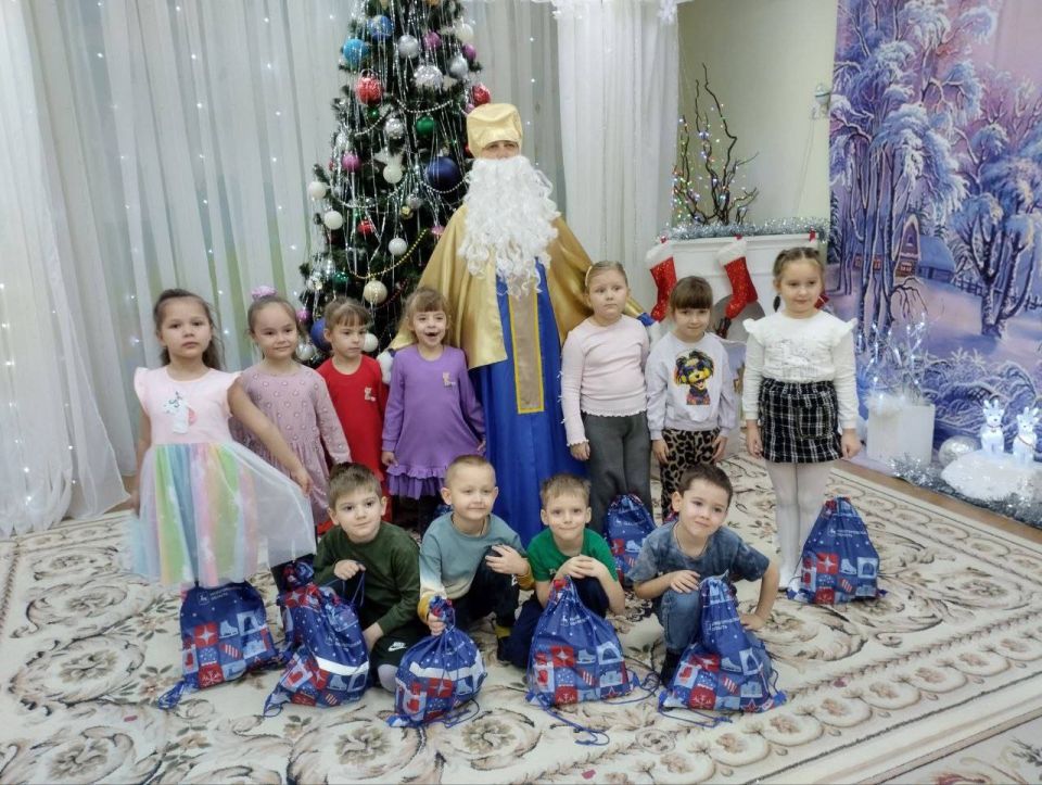 Новогодний марафон стартовал в Мангушском детском саду «Алиса» Новогодний марафон стартовал в Мангушском детском саду «Алиса»