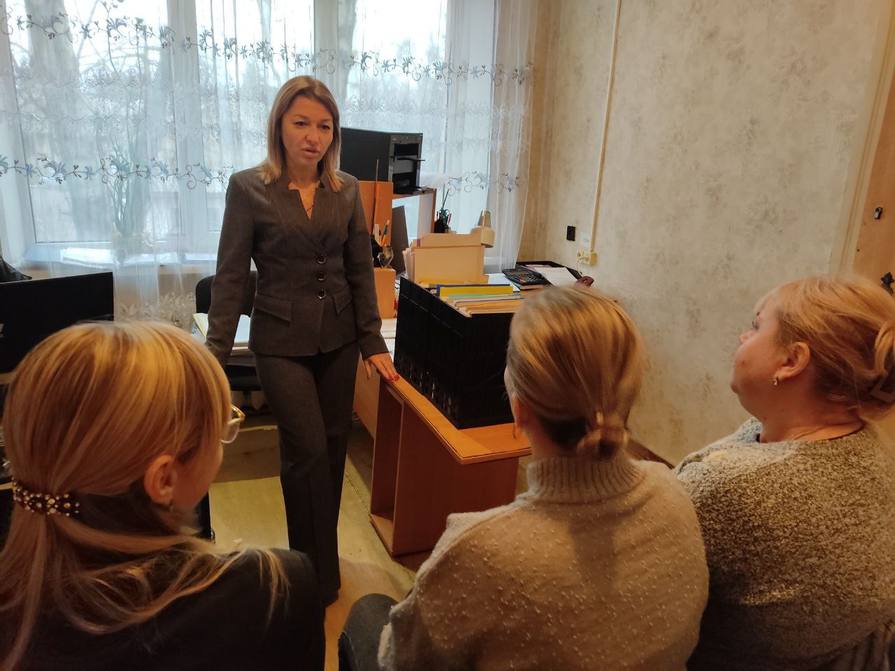 Сегодня, 23 декабря 2025 года, по поручению Главы Республики Дениса Пушилина, первый заместитель руководителя Управы Юлия Петрушина провела встречу с трудовым коллективом Школы искусств № 5 по адресу: ул. Дагестанская, 8
